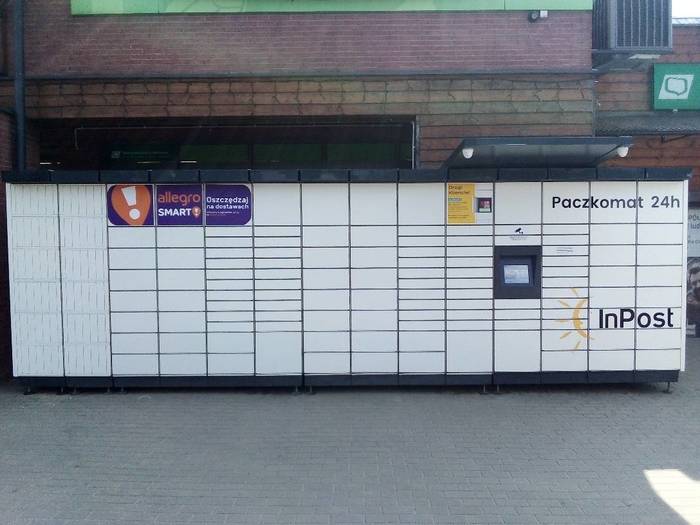 Paczkomat KEN01M Przy sklepie Delikatesy Centrum