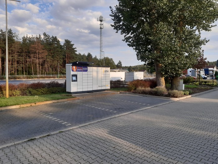 Parcel Locker KES01M przy parkingu stacji paliw