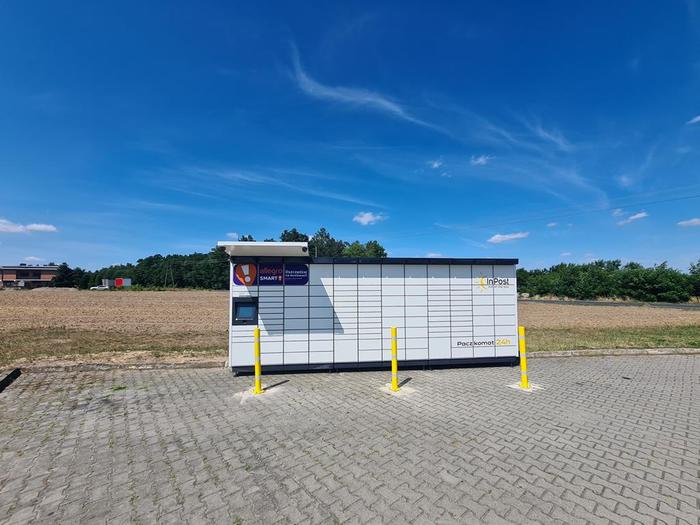 Paczkomat KEX02M parking stacji benzynowej