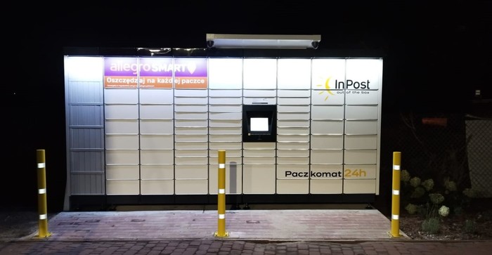 Paczkomat KFL01M parking przed sklepem