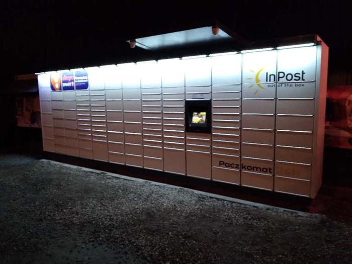 Paczkomat KGN01M Na parkingu