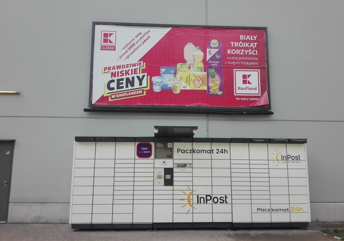 Paczkomat KGR01N Po prawej stronie od wejścia do sklepu Kaufland