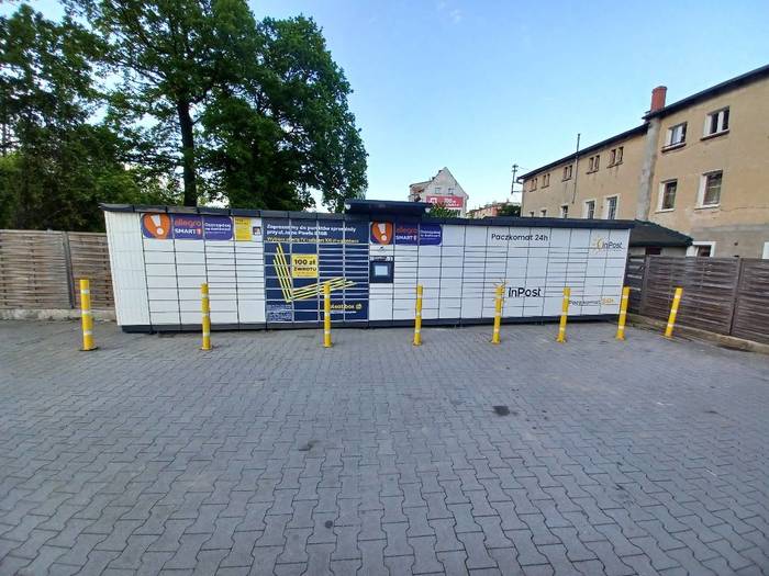 Paczkomat KGR02M Przy parkingu Lidla, z tyłu sklepu.