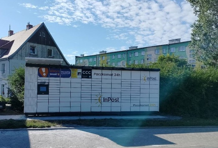 Paczkomat KGR07M Po prawej stronie od budynku.
