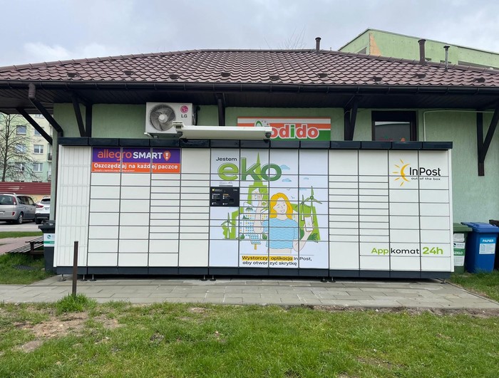 Paczkomat KIE01APP przy sklepie spożywczym