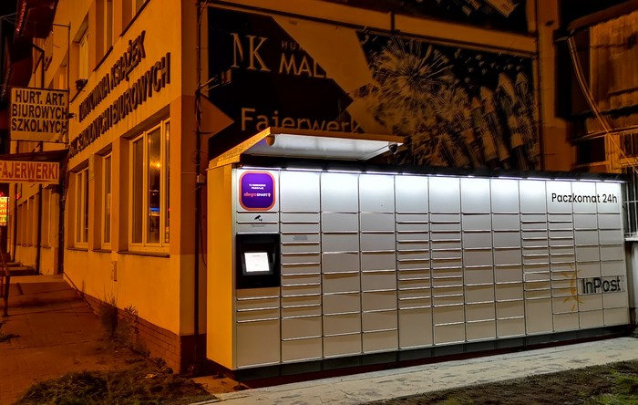 Paczkomat KIE02M Po prawej stronie od wejścia do hurtowni