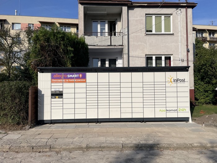 Parcel Locker KIE03BAPP na posesji na przeciwko szkoły SP 7