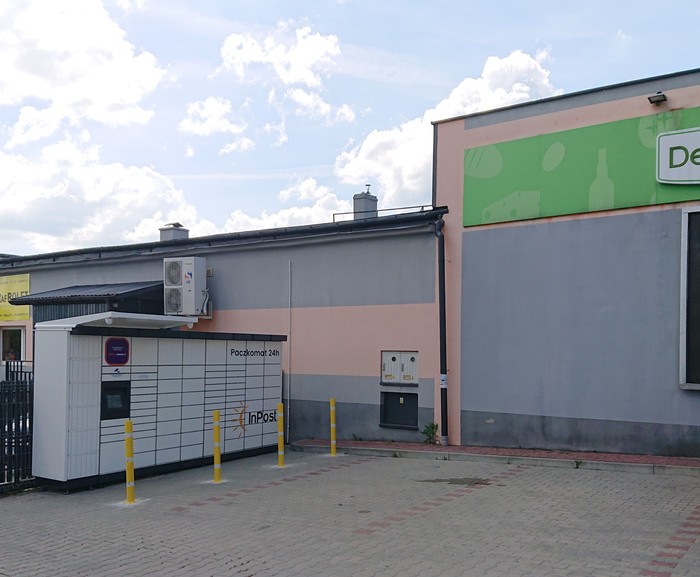 Paczkomat KIE03M Na parkingu przy sklepie Delikatesy Centrum