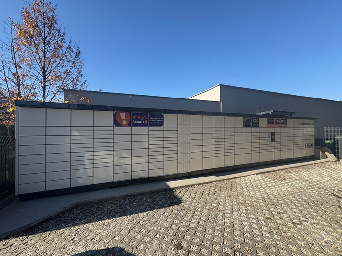 Paczkomat KIE03N Przy wjeździe obok budynku