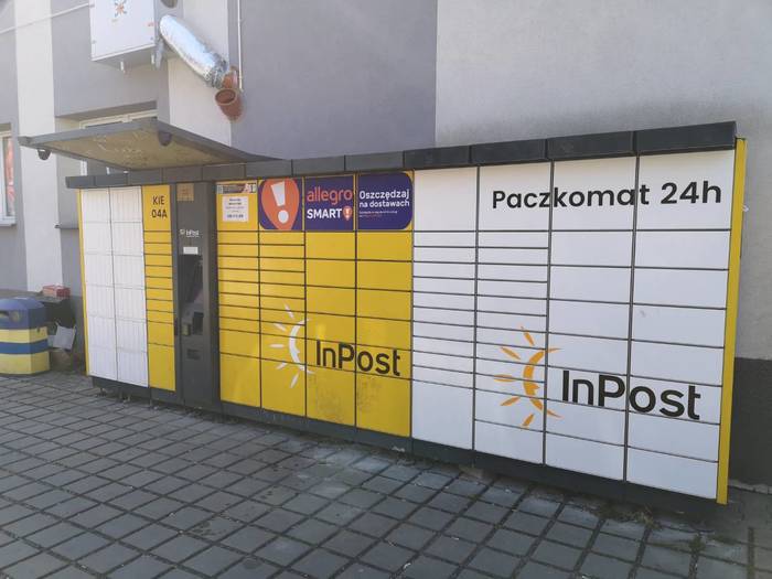 Paczkomat KIE04A Przy wjeździe na parking
