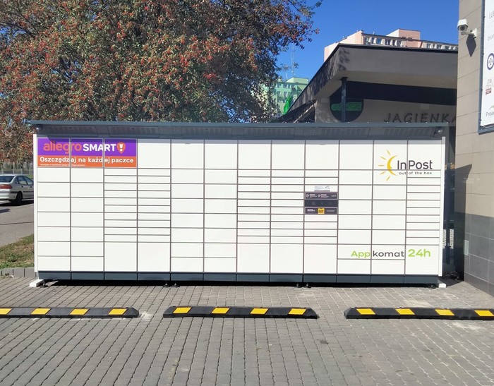 Paczkomat KIE04BAPP na parkingu stacji diagnostycznej