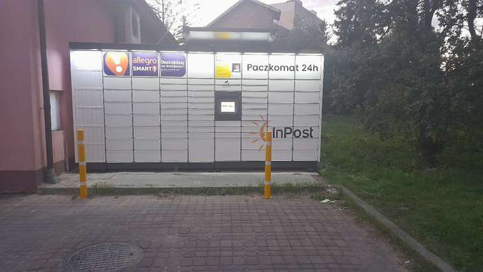 Paczkomat KIE06M Parking przed sklepem