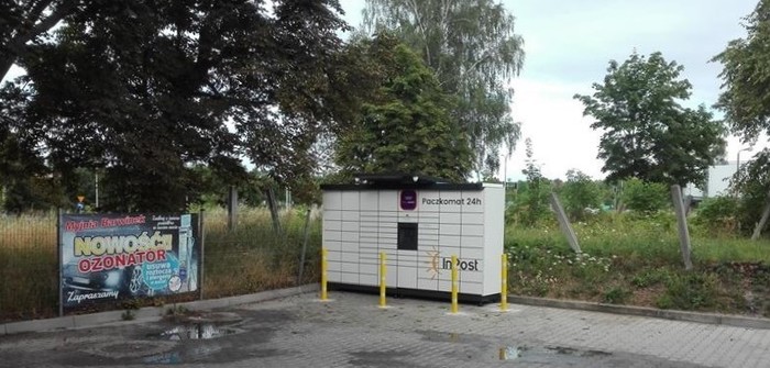 Paczkomat KIE07M Na parkingu przy myjni