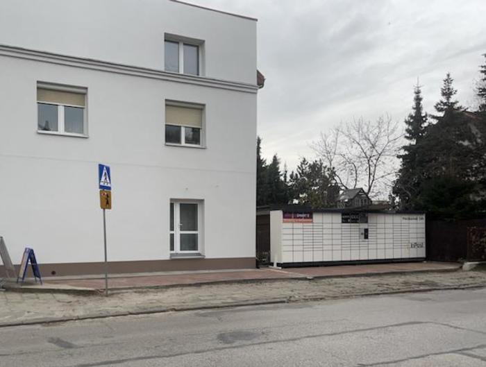 Paczkomat KIE07N przy sklepie spożywczym
