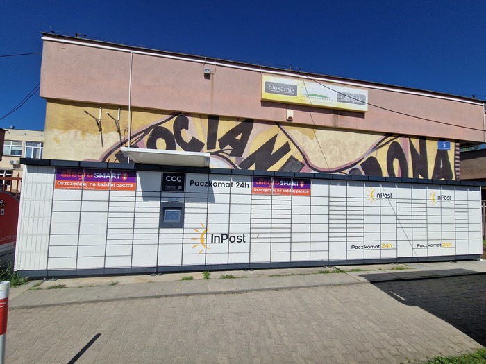 Paczkomat KIE08M Przy wjeździe do Spółdzielni Mieszkaniowej