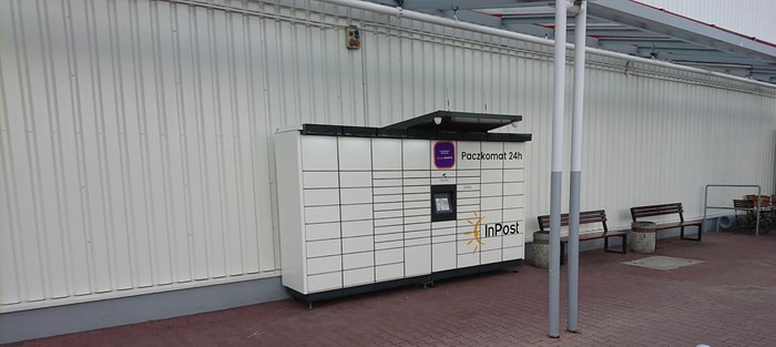 Parcel Locker KIE09M Po lewej stronie od wejścia do sklepu Auchan