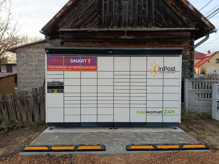 Paczkomat KIE14BAPP Przy wjeździe na posesję naprzeciwko nr 93
