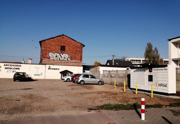Paczkomat KIE15M Po prawej stronie od wjazdu na parking