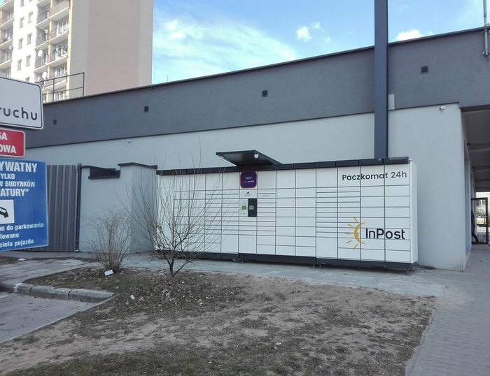 Поштомат KIE15N Przy bocznej ścianie sklepu Pepco