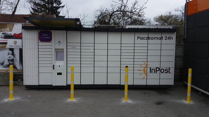 Paczkomat KIE16A Na parkingu przy myjni