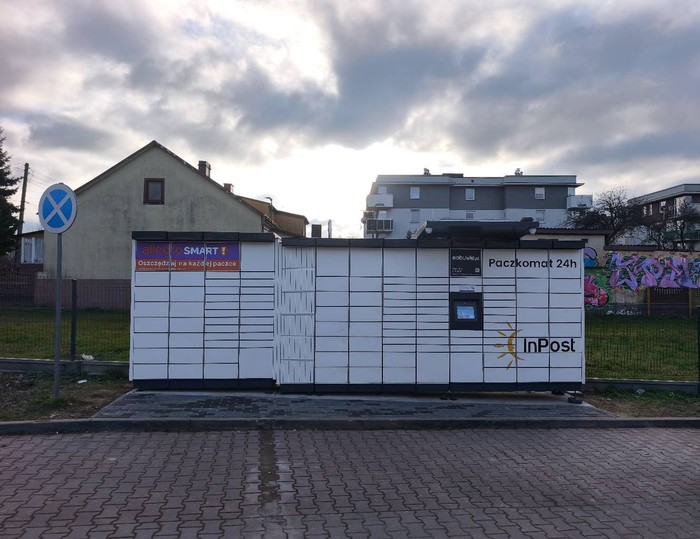Paczkomat KIE16M Parking przy sklepie
