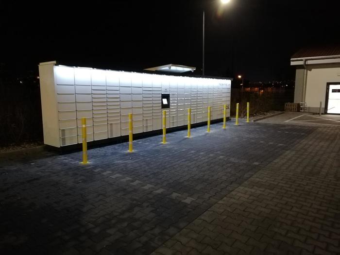 Paczkomat KIE18M Parking na wprost wjazdu do sklepu Lidl