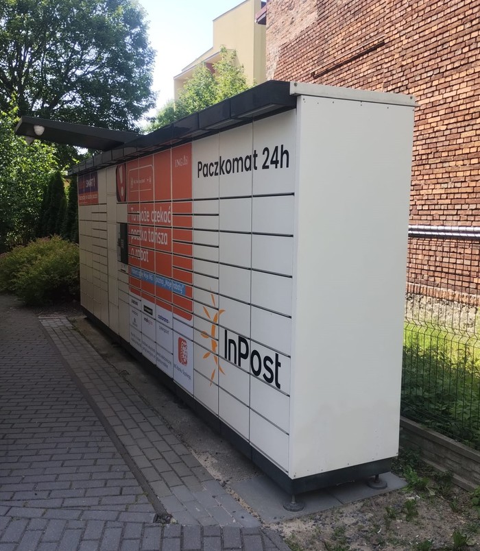 Paczkomat KIE18N Po prawej stronie od wejścia do sklepu Hiflex