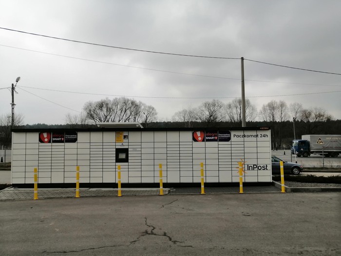 Paczkomat KIE19M Na parkingu po lewej stronie od wejścia do sklepu Lidl