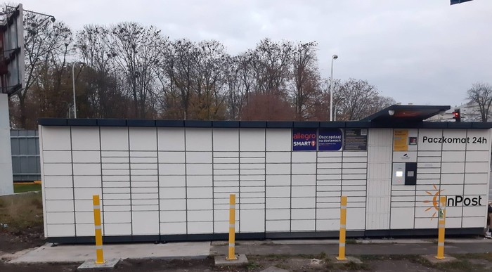 Paczkomat KIE23N Na parkingu przy pubie Wzgórze Karscha
