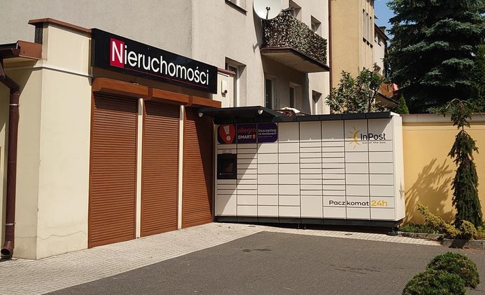 Paczkomat KIE24M przed wejściem do budynku
