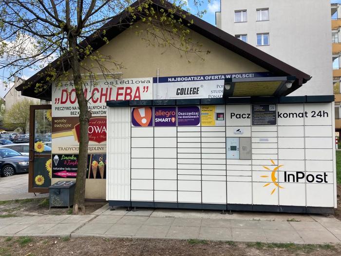 Paczkomat KIE24N Wzdłuż ściany budynku