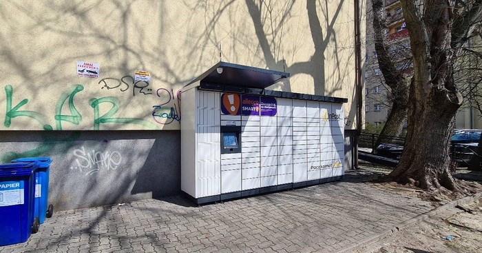 Paczkomat KIE29M Przy budynku dawnego kina Romantika od ul. Panoramicznej