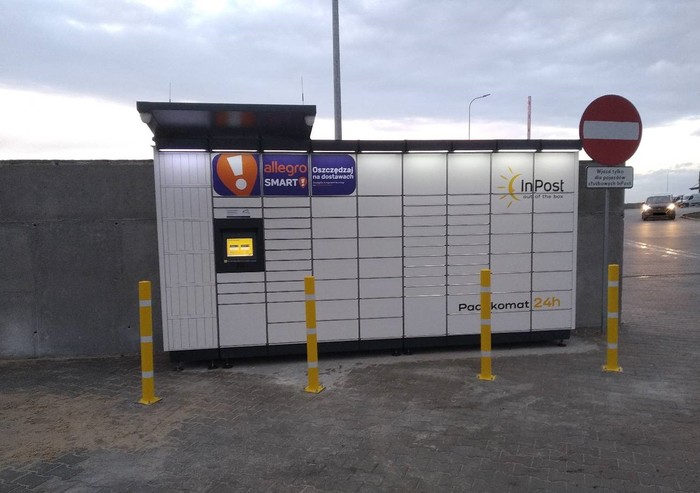 Paczkomat KIE33M Parking przy bramie wjazdowej