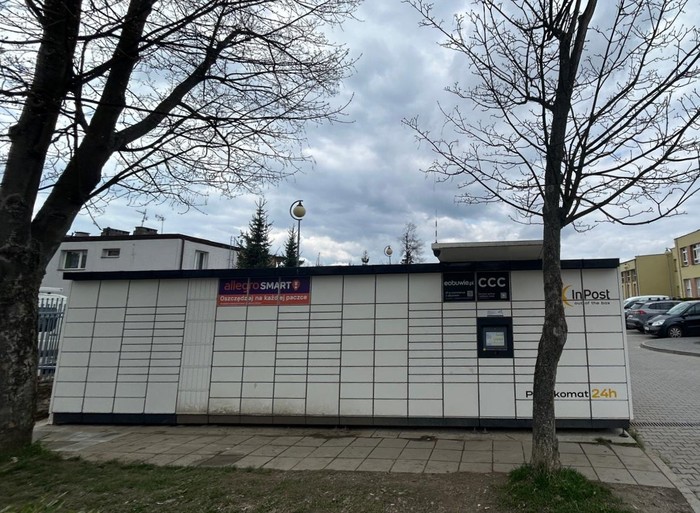 Paczkomat KIE41M przy wejściu do obiektu po lewej stronie