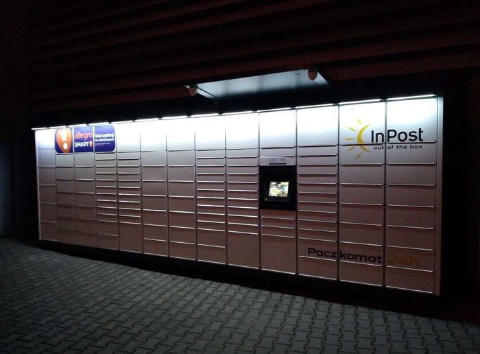 Paczkomat KIE48M Przy wejściu do Hotelu ,wjazd od ul.Barabasza