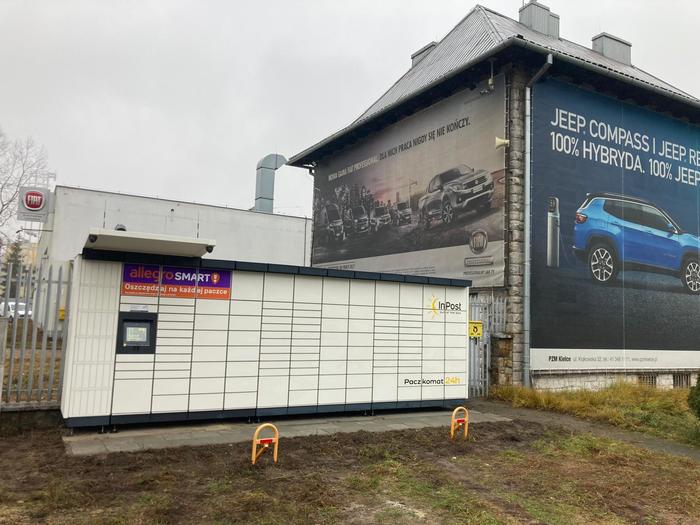 Paczkomat KIE57M parking przed budynkiem PZMot