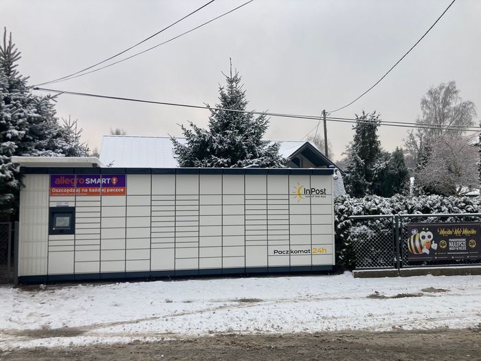 Paczkomat KIE58M posesja Kruszelnickiego 53 (przy przystanku)