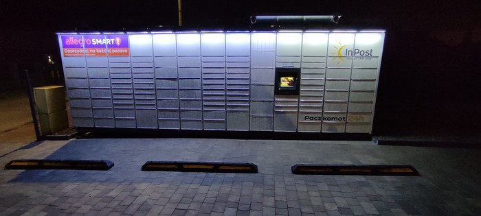 Paczkomat KIE61M Parking przed salonem fryzjerskim