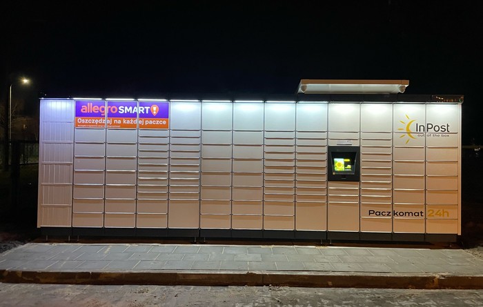 Parcel Locker KIE70M na parkingu przy sklepie Gama