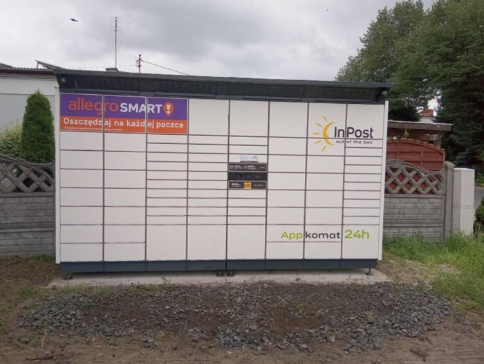 Paczkomat KIEZ01BAPP przy parkingu