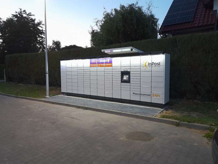 Paczkomat KIO01M parking przed Stokrotką