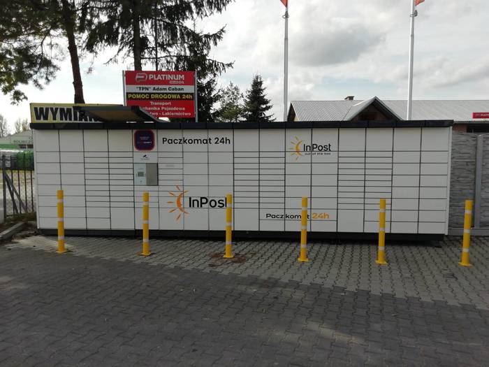 Paczkomat KIW01N Na parkingu myjni, obok odkurzaczy