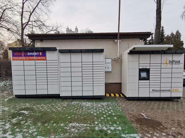 Paczkomat KJN08M na ścianie sklepu spożywczego