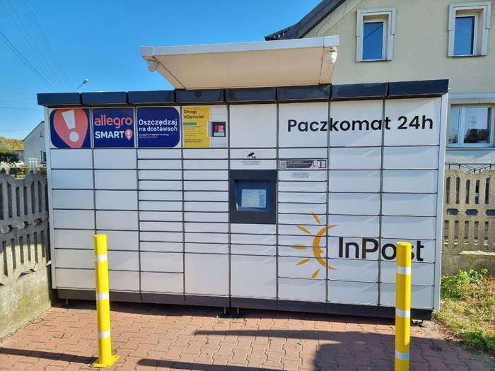 Поштомат KKC01M Po lewej stronie od wejścia do sklepu Poziomka