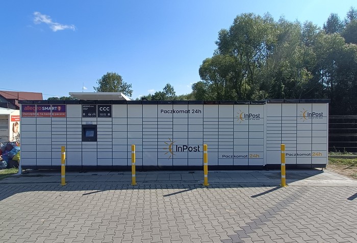 Paczkomat KKI01M Na parkingu sklepu Lewiatan