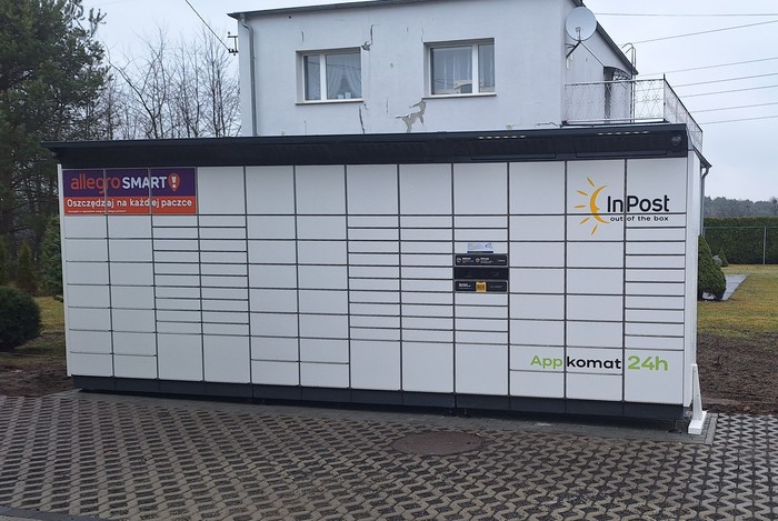 Paczkomat KKZ01BAPP na parkingu
