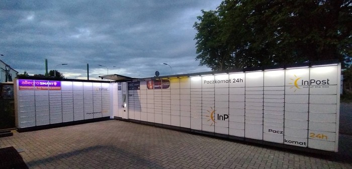 Paczkomat KKZ02A przy wejściu do salonu
