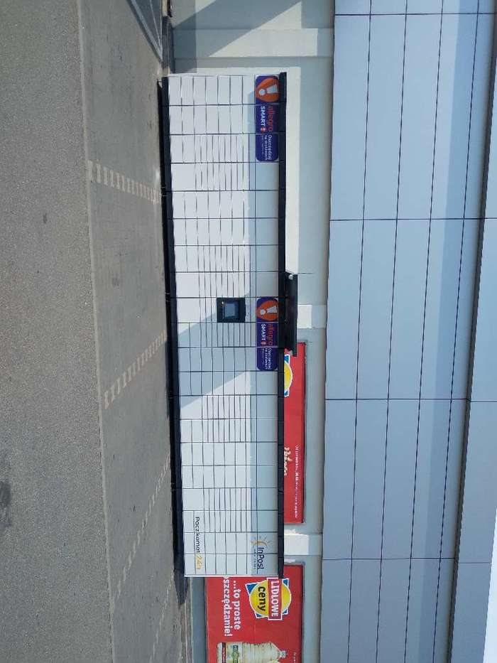 Paczkomat KKZ13M Na parkingu sklepu Lidl