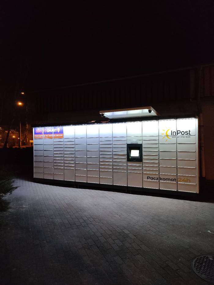 Paczkomat KKZ19M Po prawej stronie pawilonu handlowego