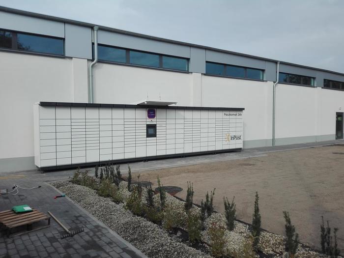Paczkomat KLB03M Z prawej strony budynku na ścianie sklepu Lidl